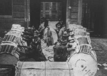 Soldats rvolutionnaires derrire des piles de journaux